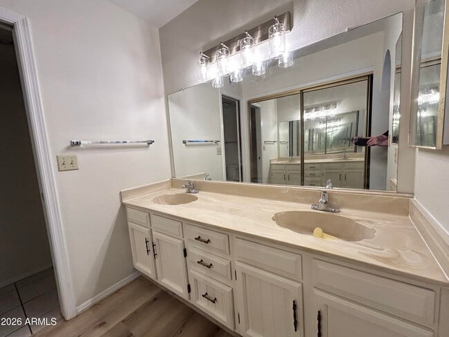 Building Photo - 3926 W Willow Ave