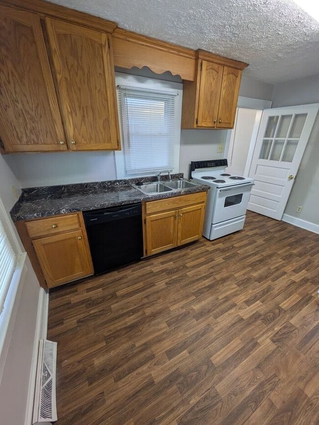 Building Photo - 3BD/2BA Home in Hickory