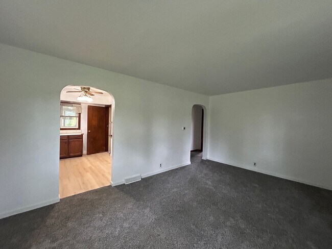 Building Photo - 809 Zollinger Rd