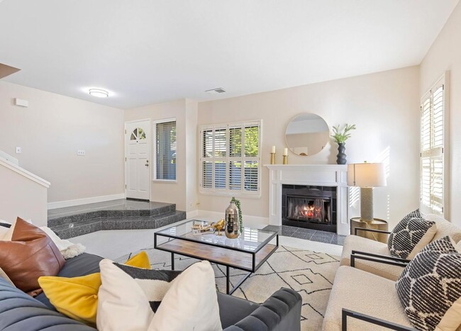 Building Photo - Updated Townhome in Sought After Walnut Creek Community ! Close To Restaurants & Shops !