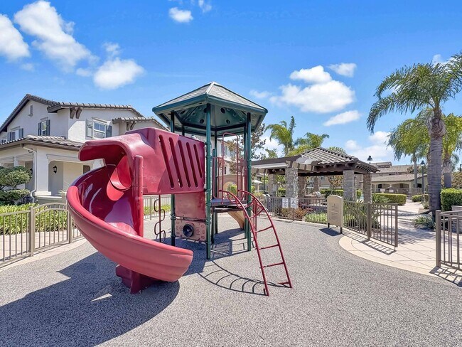 Building Photo - Spacious 2B/2.5BA Tri-Level Townhouse w/ 2...