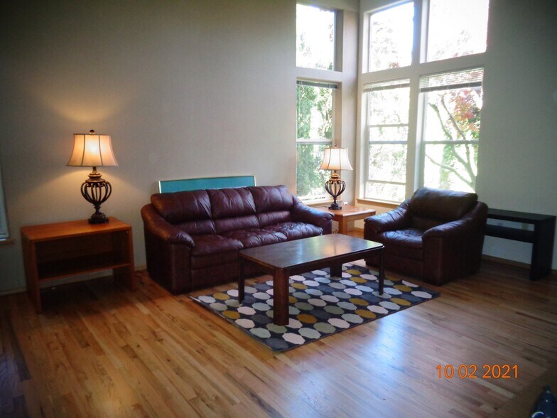 Living Room Furniture - 17612 SW Bany Rd