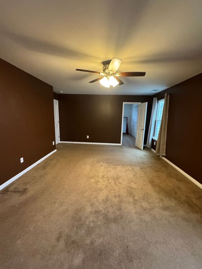 Building Photo - 4 bedroom 2.5 bathroom in Bellevue's Avondale Park neighborhood.  All bedrooms upstairs, open con...