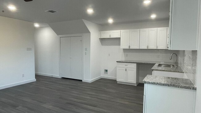 Building Photo - ? Elegant 3-Bed Houston Home with Driveway ?