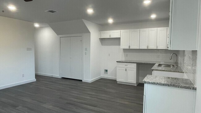 Building Photo - Beautiful house, perfect for families!!