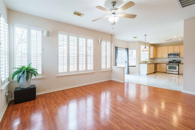 Building Photo - 2 Mystic Glade Ct