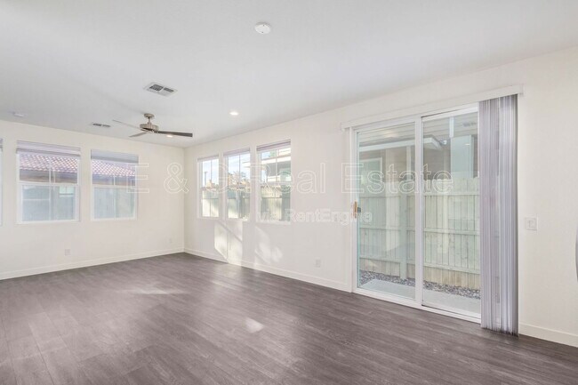 Building Photo - 3218 W Glendale Ave