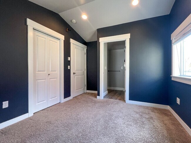 Building Photo - 2Bd/3Ba Seattle Townhouse