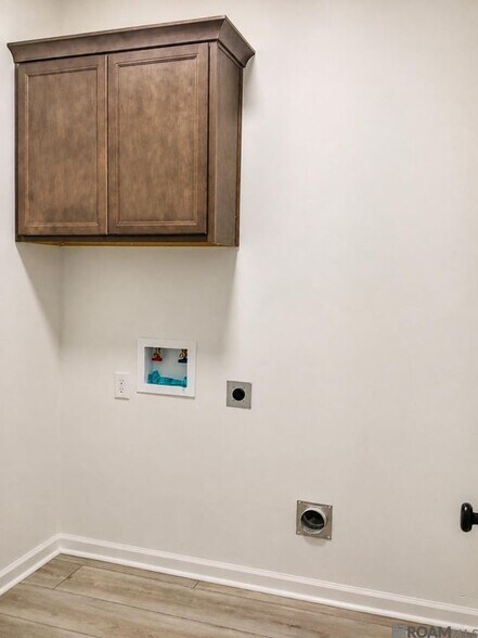 Building Photo - 23661 Sweetbriar Ct