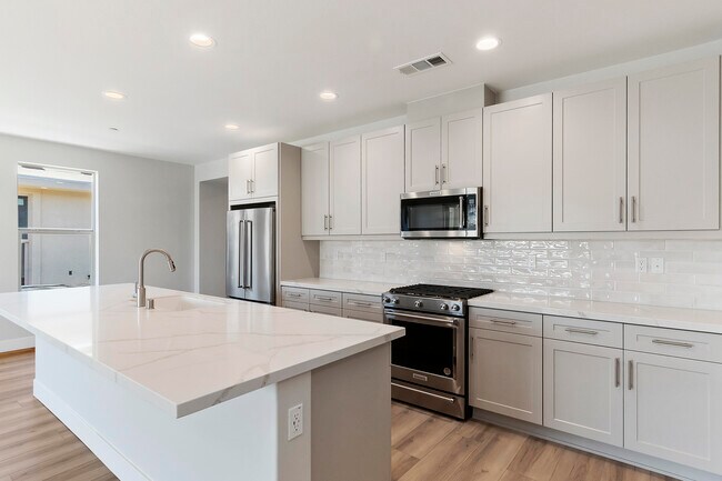 Building Photo - 51600 Sidewinder Dr