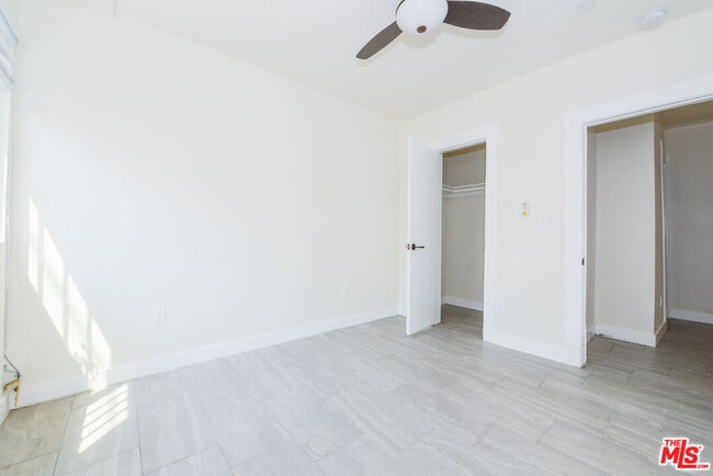 Building Photo - 522 W 82nd St