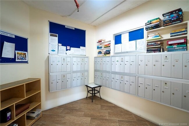 Building Photo - 221 NE Plantation Rd