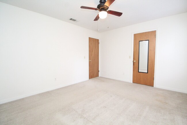 Building Photo - 2-Bedroom, 1-Bathroom Duplex with Garage i...