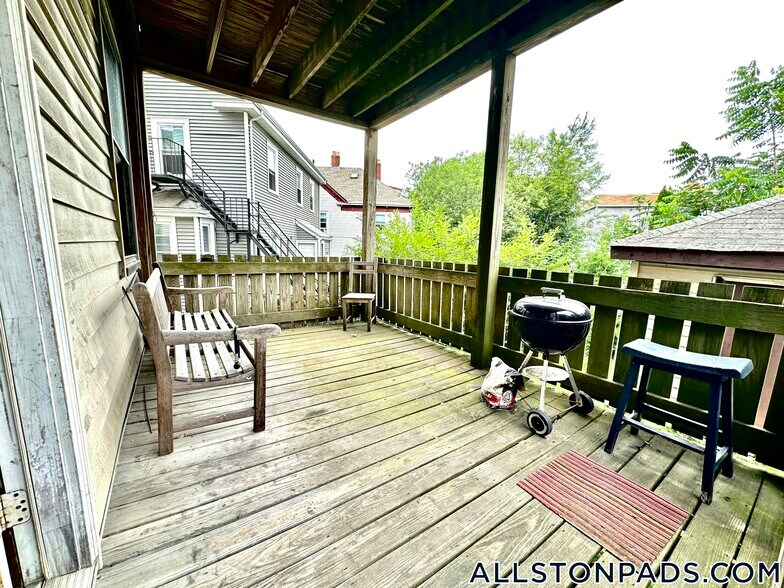 Building Photo - 4 Adella Pl