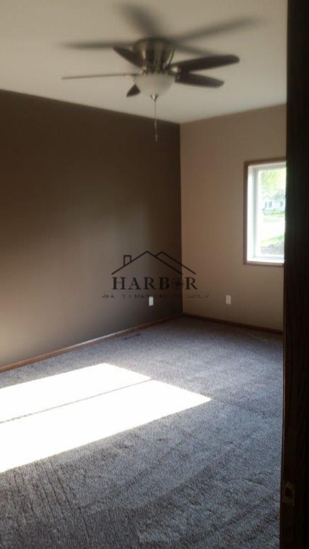 Building Photo - 3112 Rose Dr SE