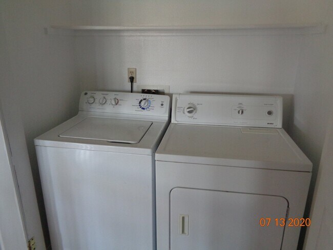 Building Photo - Great location close to shopping, gyms and entertainment.