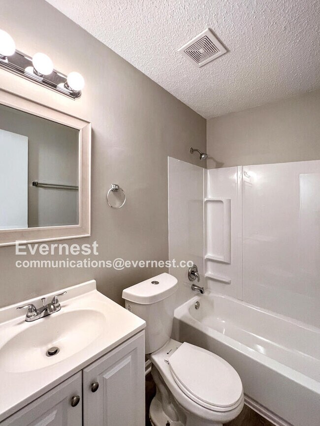 Building Photo - 3 Bed, 1 Bath Home with Carport / Pet-Frie...