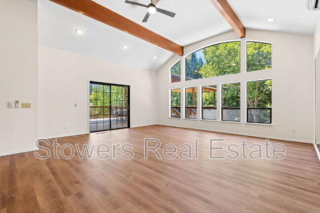 Building Photo - 1121 Douglas Ct
