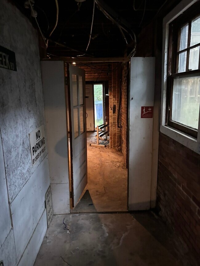 Building Photo - 123 Harden St