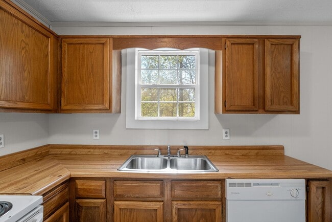 Building Photo - 3 Bedroom Pet Friendly Home For Rent!