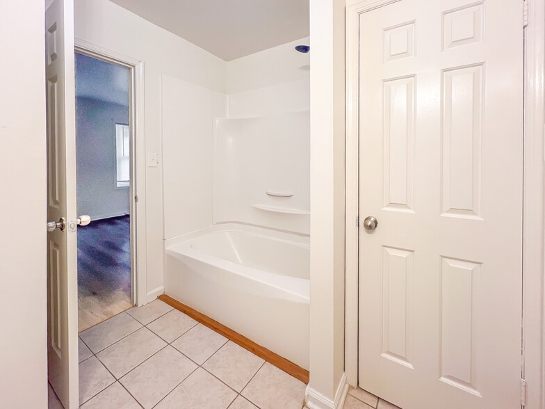 Building Photo - 30 Fox Hill Dr