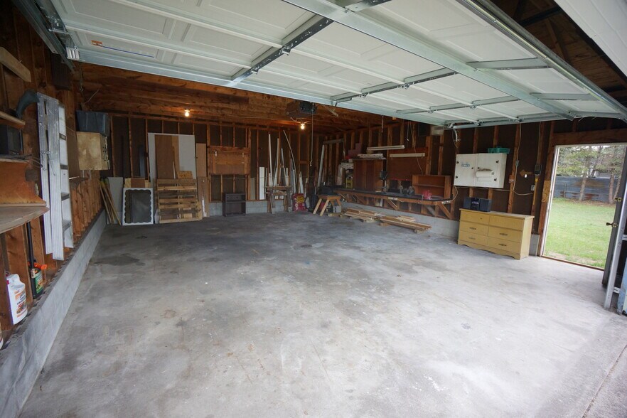 large 2+ car garage - 117 Cherry St