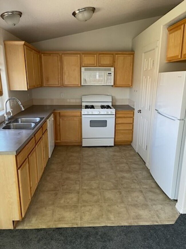 Building Photo - 952 SE Kierra Pl