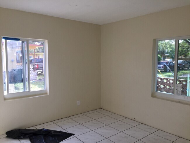 Building Photo - Nice 2-1 house