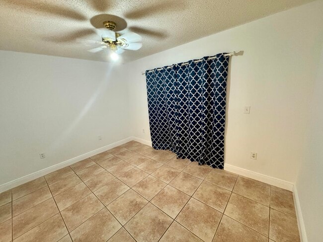 Building Photo - 9189 Fontainebleau Blvd