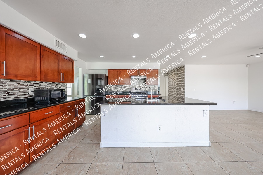 Building Photo - 820 N Granada Dr