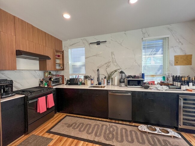 Building Photo - 3bd/2ba Seattle Townhome