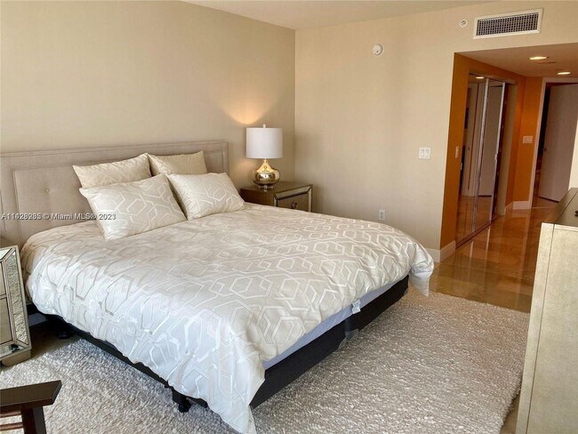 Building Photo - 16500 Collins Ave