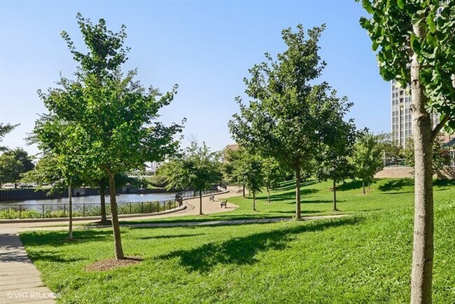 Building Photo - 600 N Kingsbury St