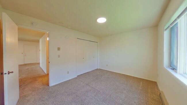Building Photo - 2 Bedroom 1 Bath Centrally Located! Close to shopping and food truck court on 7th!