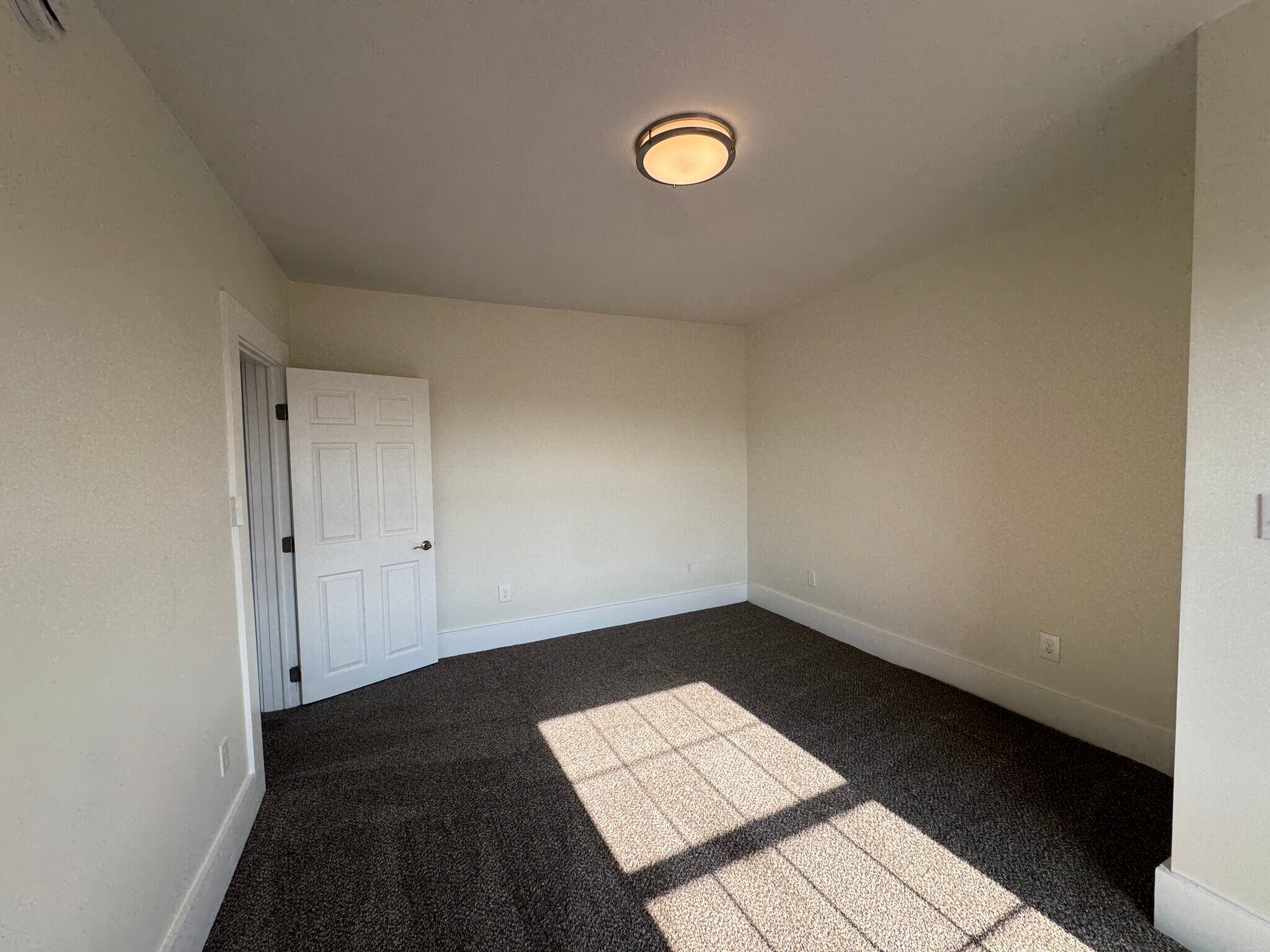 Building Photo - 119 E 20th Ave