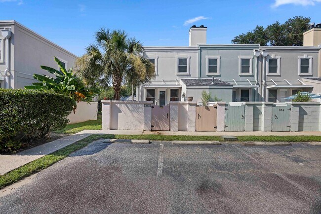 Building Photo - 850 Colony Dr