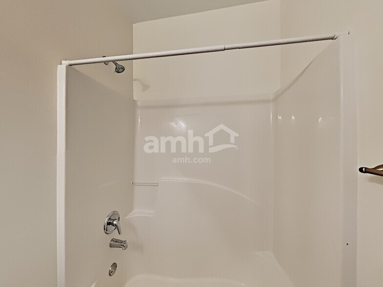 Building Photo - 412 Farmwood Way