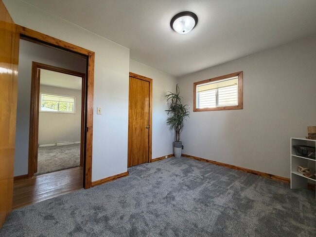 Building Photo - 3bed, 1bath home for rent in quiet Waterlo...