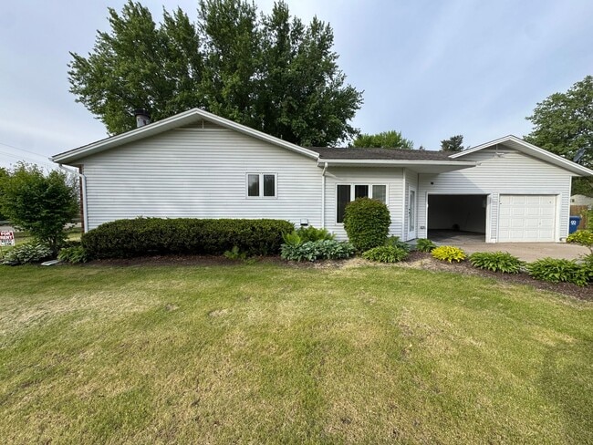 Building Photo - Spacious 3-Bedroom Home on Half-Acre Lot in Top-Rated Pleasant Valley School District!