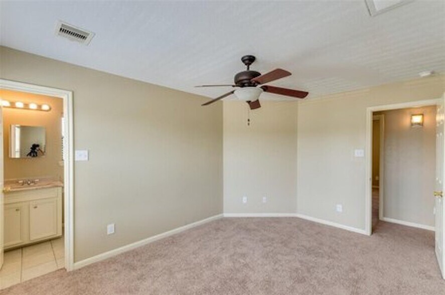 Master bedroom and ensuite bathroom - 521 E House St