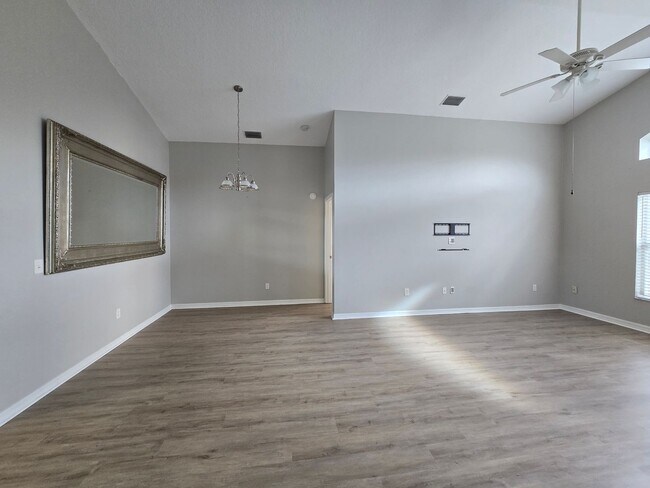 Building Photo - New Listing in Land O'Lakes