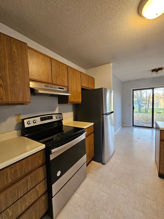 Building Photo - 2 bdrm off Mattis Ave