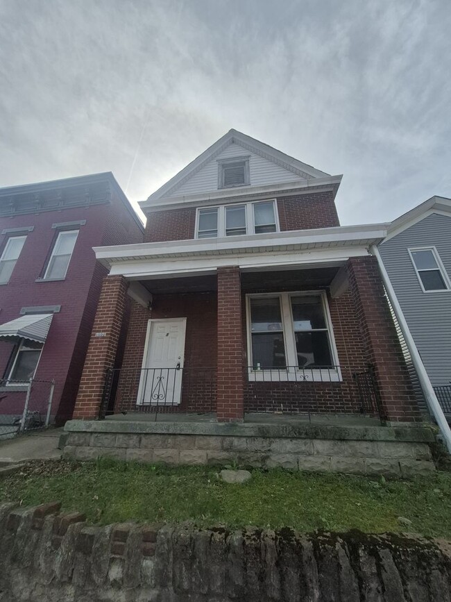 Building Photo - 231 Oak St