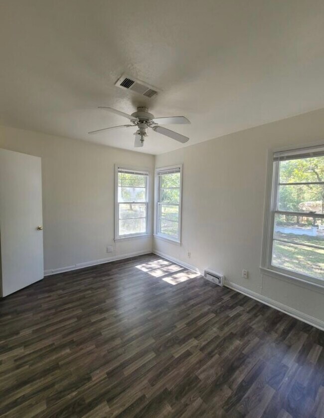 Building Photo - 110 S 41st St