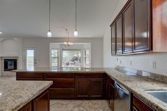 Building Photo - Price Reduced - Large 4 bed, 3 bath home i...
