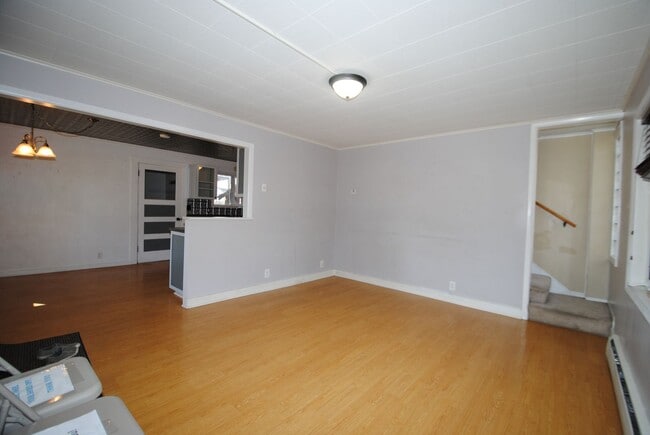 Building Photo - Spacious & centrally located 4 bed / 3 bath house FOR RENT