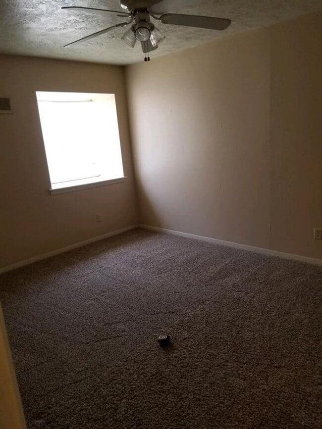 Building Photo - 2 Bed + 1 Bath - Spacious Townhome  close to Campus and Park