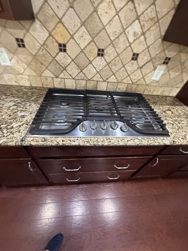 Building Photo - Your Franklin dream rental is here—4 bedrooms, a huge bonus, two en-suites, and an unbeatable loc...