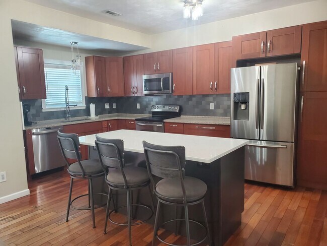 Building Photo - Deep Creek