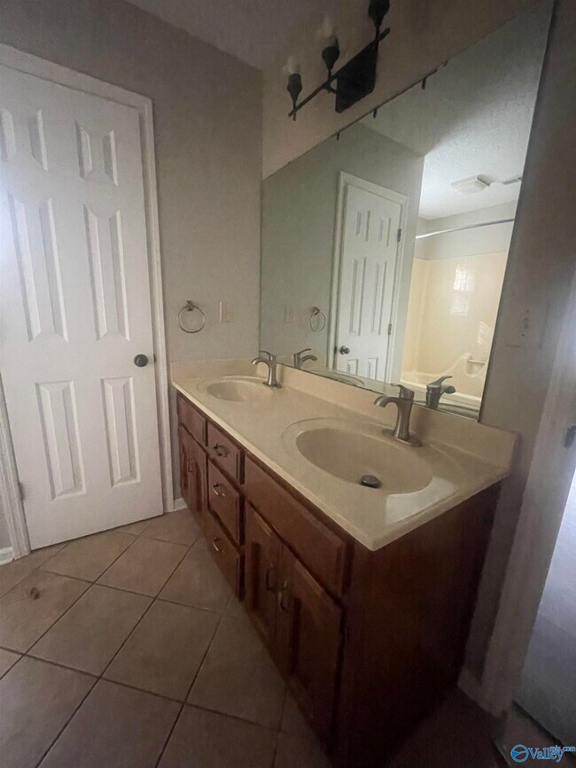 Building Photo - 1808 Hollytree Dr NW